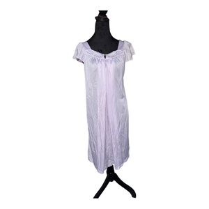 Womans VTG nightgown SZ medium in LILAC /LAVENDER NYLON‎ knee length union made